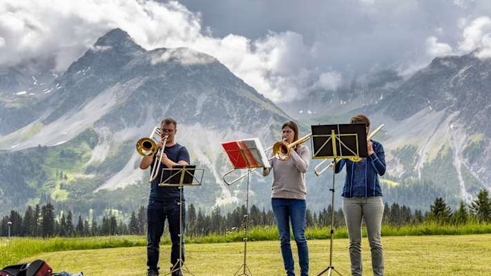 Oder lerne bei den Arosa Musikkurswochen ein neues Instrument in den Bergen zu spielen.