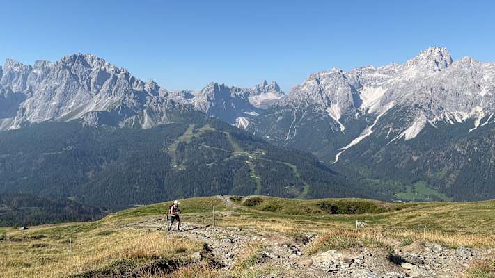 Der zusätzliche Aufstieg aufs Hornischegg lohnt sich – vor allem wegen des freien Blicks auf die Sextner Dolomiten.
