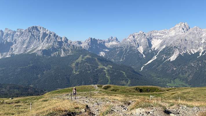 Beim Aufstieg aufs Hornischegg öffnet sich der Blick auf die markanten Gipfel der Sextner Dolomiten.