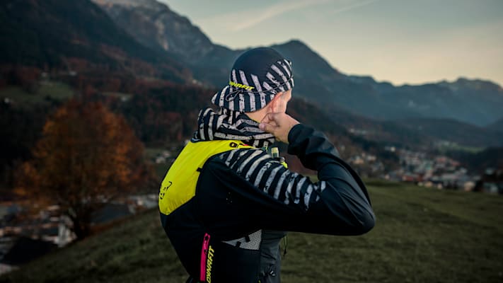 Ein Mann trägt Laufkleidung, die in der Nacht reflektiert und ihn vor Kälte schützt.