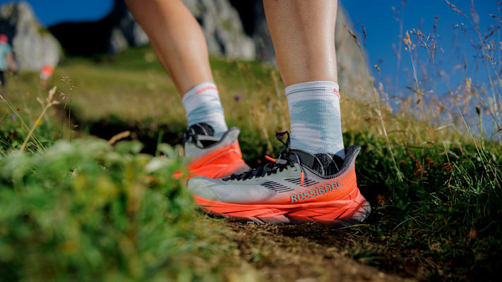 Der Rossignol Vercors Trailrunning-Schuh auf einer Laufstecke in der Natur.