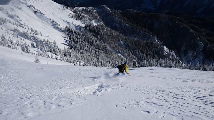 Skitour auf den Dovška Baba in Slowenien: Mitja Šorn bei der Abfahrt am Gipfelhang