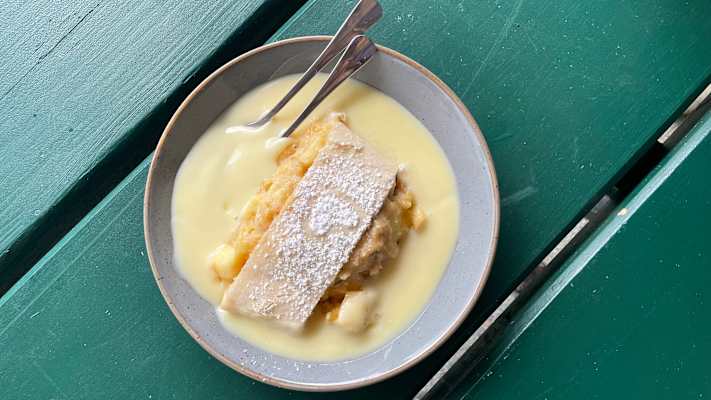 Für den süßen Abschluss: Apfelstrudel mit Vanillesauce.