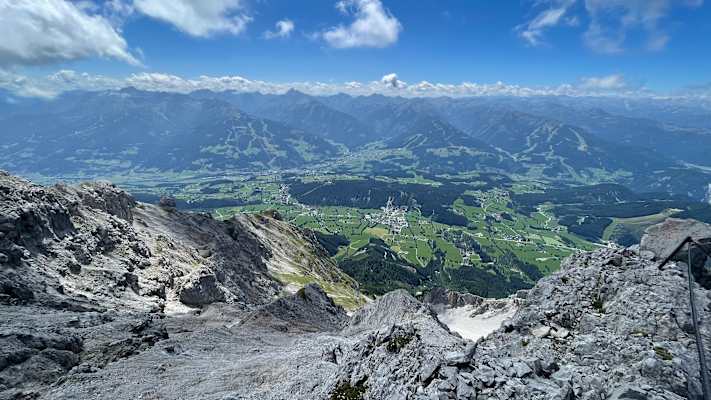 Tiefblick vom Klettersteig hinunter nach Ramsau am Dachstein und ins Ennstal.