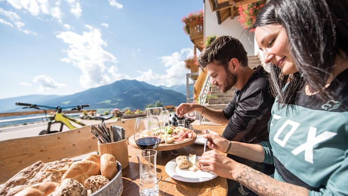 Ein herzhaftes Frühstück mit Südtiroler Spezialitäten im Hotel Bacher in Brixen mit 2 Gästen