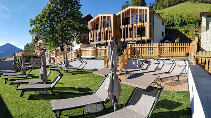 Die Außenanlage des Hotels Bacher in Brixen Südtirol