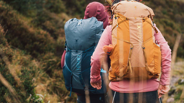 der ultraleichte Lightning 40 von Exped in der Farbe Umbra und Black