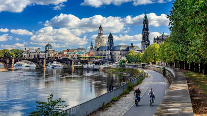 In Dresden radelt man auf dem Elbradweg mit Blick auf die barocke Altstadtkulisse.