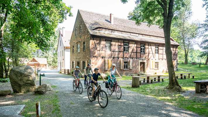 In Bad Düben lohnt ein Abstecher ins Museumsdorf Dübener Heide.