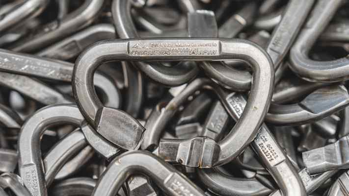 Vom Rohling zum fertigen Karabiner – bei Austrialpin entwickelt und fertigt man bis heute alle Metallbauerzeugnisse selbst.