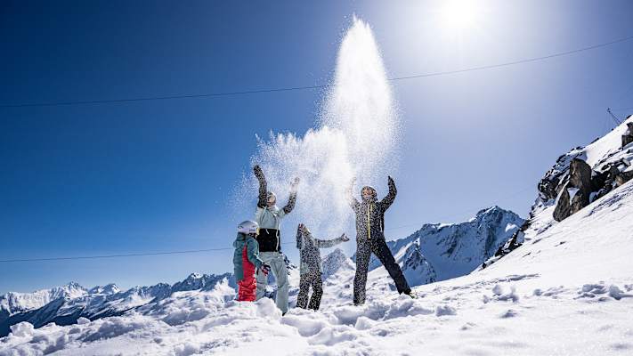 Ob Schneeballschlacht oder einfach nur Toben – der Spaß im Schnee kennt keine Grenzen und zaubert Groß und Klein ein Lächeln ins Gesicht.