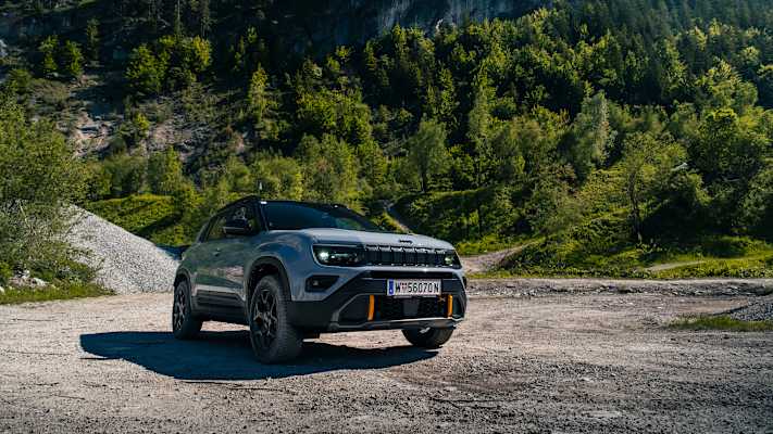 Der Jeep Avenger 4xe auf einer Schotternstraße.