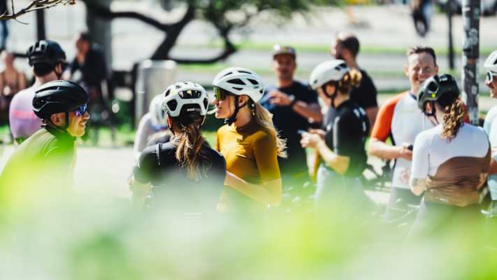 Radfahrer tauschen sich mit Gleichgesinnten aus.