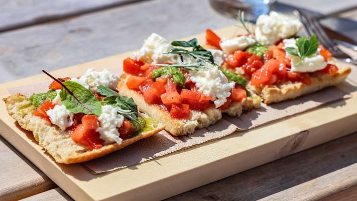 Ein Ciabatta mit Tomaten, Pesto und Ricotta.