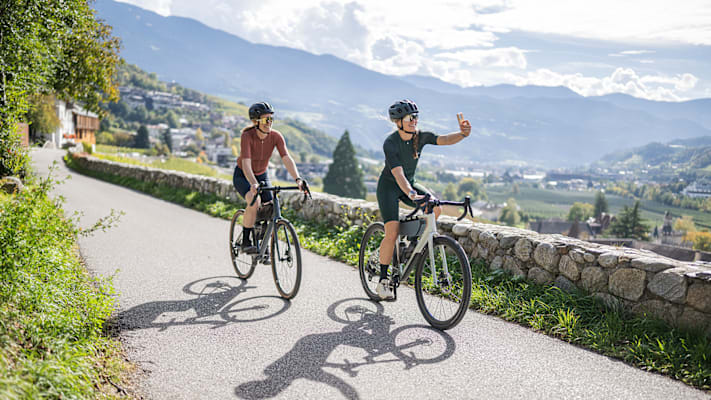 Radwege in Südtirol zu zweit im Sommer