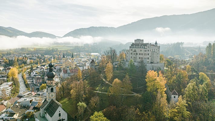 Während einer Stadtführung lernt man Bruneck mit seinen historischen Schauplätzen und Seitengassen kennen.
