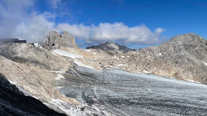 An der Bergstation beginnt die karge Hochgebirgswelt des Dachsteins.