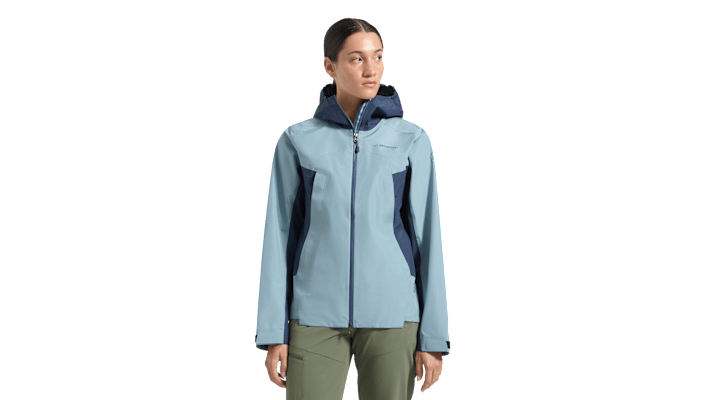 Man sieht eine Frau in La Sportiva Wanderbekleidung.