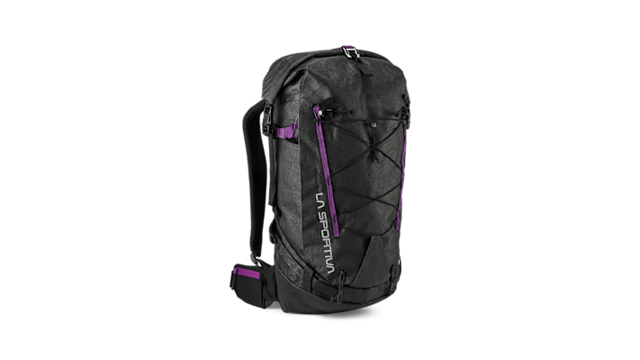 Man sieht den Challenger 28 Rucksack von La Sportiva.