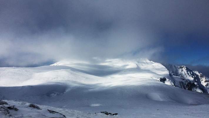 Alpines Flair: Gipfelblick vom Waxriegel auf 1.888 m am Schneeberg