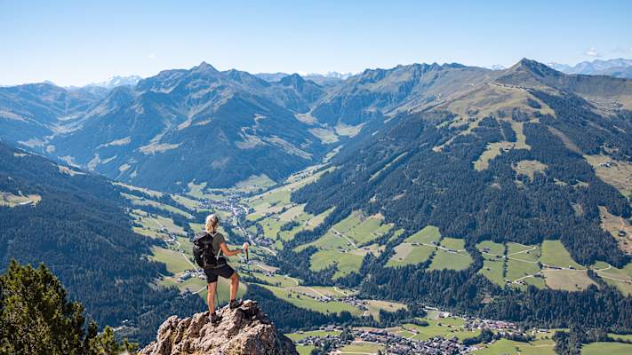 headerfrau_ausblick_gipfel_gratlspitze_fels_alpbach_blick_auf_alpbach_wandern_sommer_alpbachtal_tourismus_foto_hannes_sautner_shootandstyle_2_5