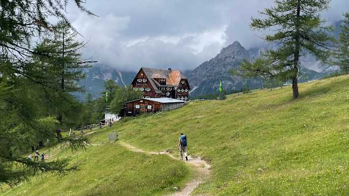Die letzten Meter zur Austriahütte führen über offene Almwiesen.