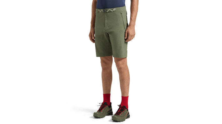 Man sieht einen Herren in La Sportiva Wanderbekleidung.
