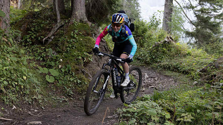 Mountainbikerin beim Downhill-Radfahren in den Lechtaler Alpen