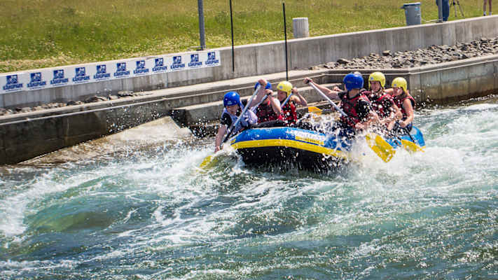 Spritzig geht es beim Wildwasserrafting im Kanupark Markkleeberg zu.