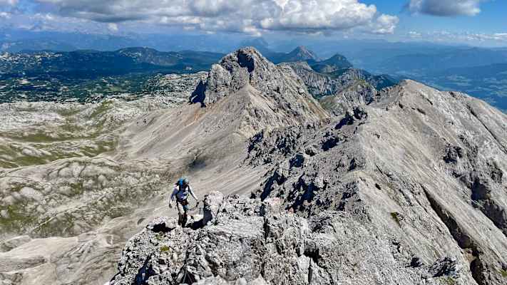 Der Ramsauer Klettersteig folgt über weite Strecken dem felsigen Kamm.