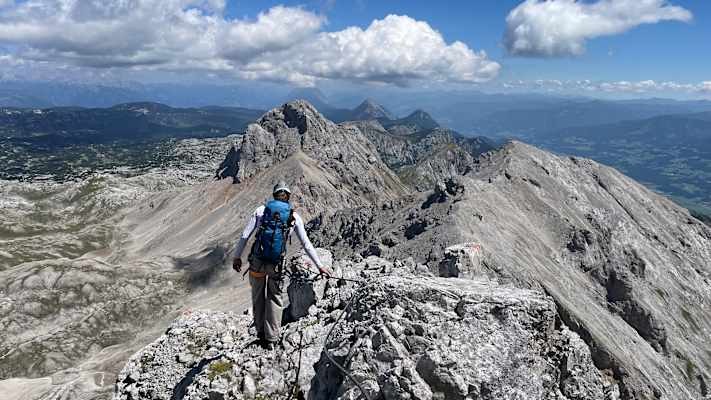 Zwischen Ennstal und Dachsteinplateau verläuft die Route direkt am Grat.