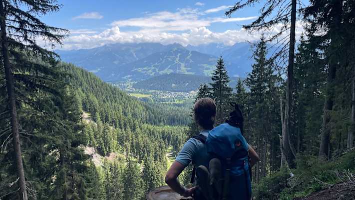 Zwischendurch öffnet sich der Blick zurück über Ramsau am Dachstein und das Ennstal.