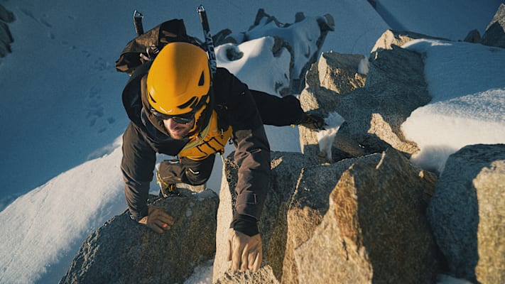 ein Mann trägt die neue Kollektion von Salewa am Berg im Winter