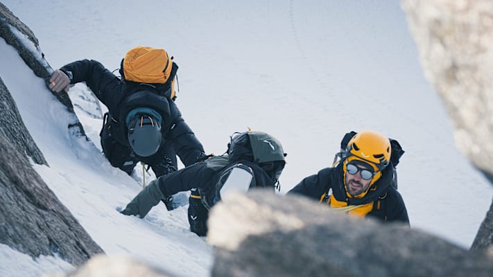 Die Ortles Mountaineering Kollektion von Salewa am Berg im Einsatz.