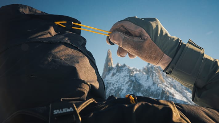 Die strapazierfähige Jacke Ortles PTX Extreme 3L im Einsatz am Berg