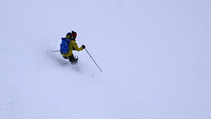 Skitour in den Berchtesgadener Alpen: Bergführer Hansi Stöckl bei der Abfahrt vom Hohen Brett