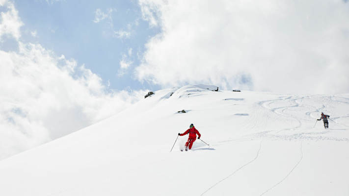 Abfahrt auf den „Trattenbach Hills“ in den Kitzbüheler Alpen in Salzburg