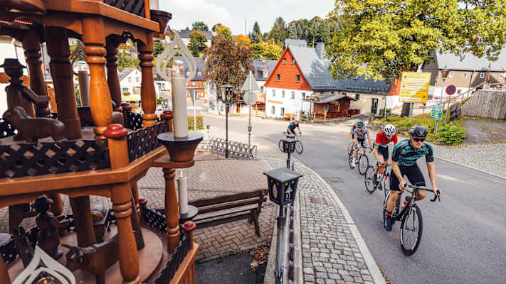Unterwegs erwarten die Rennradfahrer charmante Dörfer und alte Handwerkskunst.