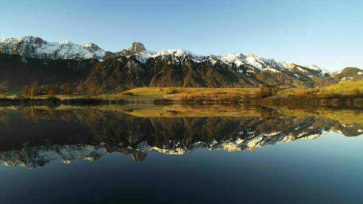 Der Uebeschisee am Fusse der Stockhornkette im Berneroberland