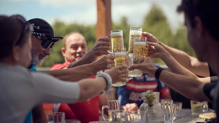 Radfahrer stoßen nach der Tour mit Bier an – gemeinsamer Genuss im Mühlviertel.