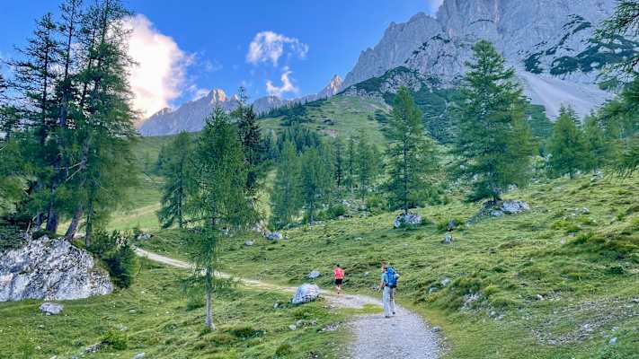 Von der Austriahütte geht es zu Fuß zur Talstation der Dachstein Gletscherbahn.