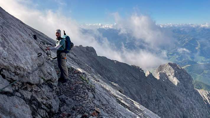 Am Einstieg beginnt das gesicherte alpine Abenteuer.