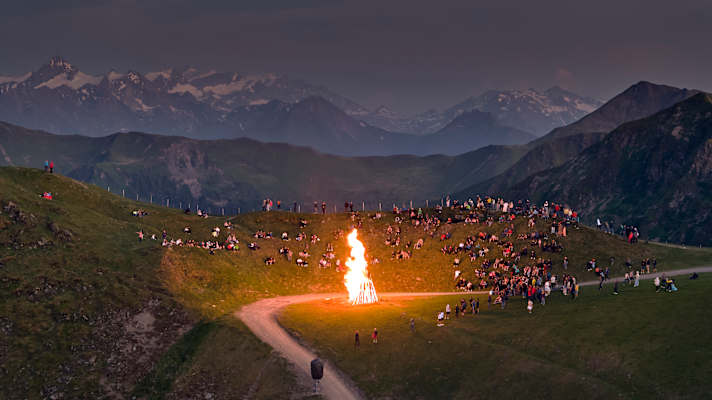 Sonnwendfeuer auf dem Westgipfel in Saalbach Hinterglemm.