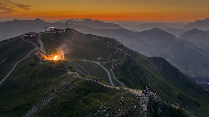 Sonnwendfeuer auf dem Westgipfel in Saalbach Hinterglemm.