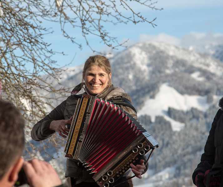 Hüttenwirtin mit der Ziehharmonika