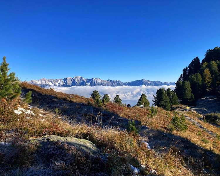 Blick von Boscheben auf die Nordkette und das nebelige Inntal