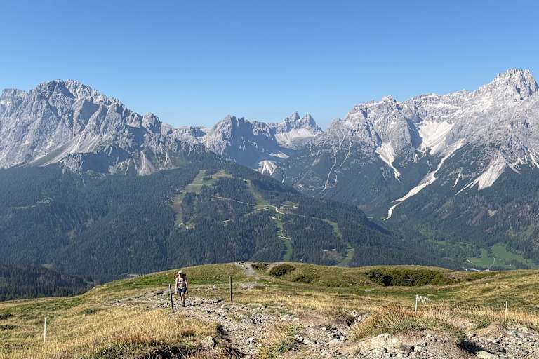 Beim Aufstieg aufs Hornischegg öffnet sich der Blick auf die markanten Gipfel der Sextner Dolomiten.