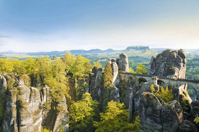 Die Bastei ist wohl die berühmteste Sehenswürdigkeit der Sächsischen Schweiz und besonders imposant, wenn aus dem Elbtal der Morgennebel aufsteigt.