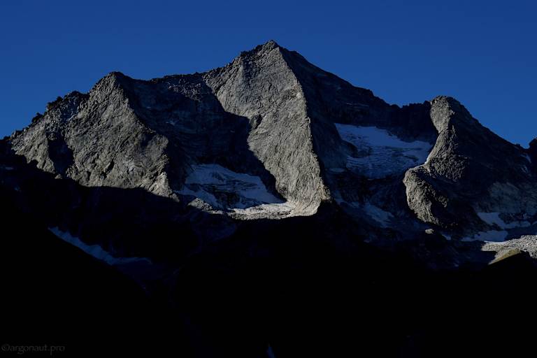 Von der Bodenalm zeigt sich die perfekte Nordkante des 3.065 m hohen Grundschartners, der sog. Mittergrat, in der Früh genau an der Licht-Schatten-Grenze.
