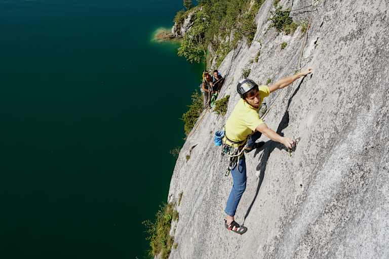 Alpines Sportklettern: Erik Veistrup beim Klettern in der Wand
